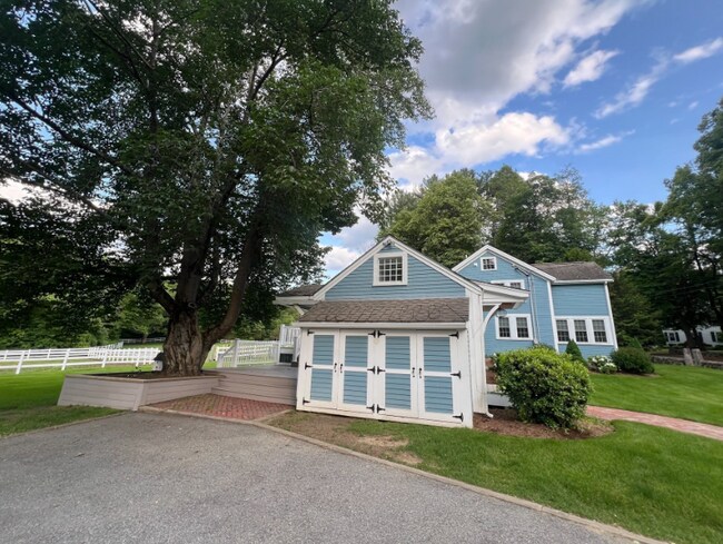 Foto del edificio - 243 Dudley Rd