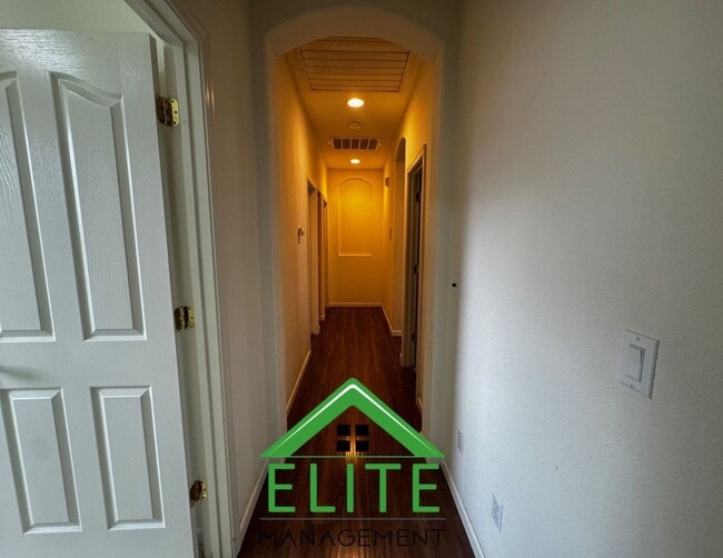 Building Photo - **Spacious 4-Bedroom Single-Story Home in ...