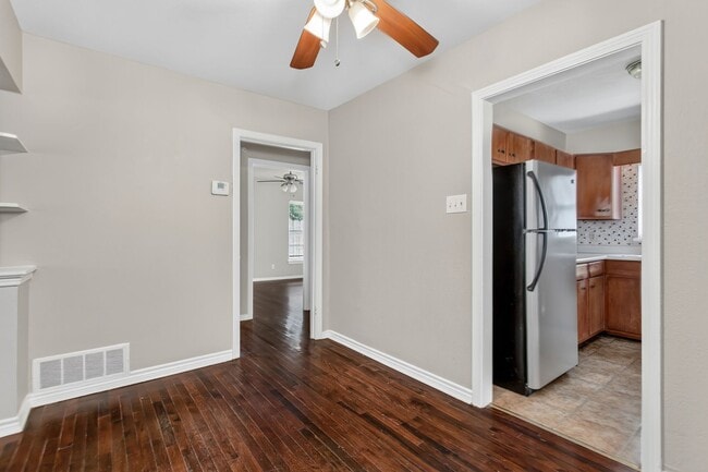 Building Photo - 2 Bedroom, 1 Bath House in Casa View!