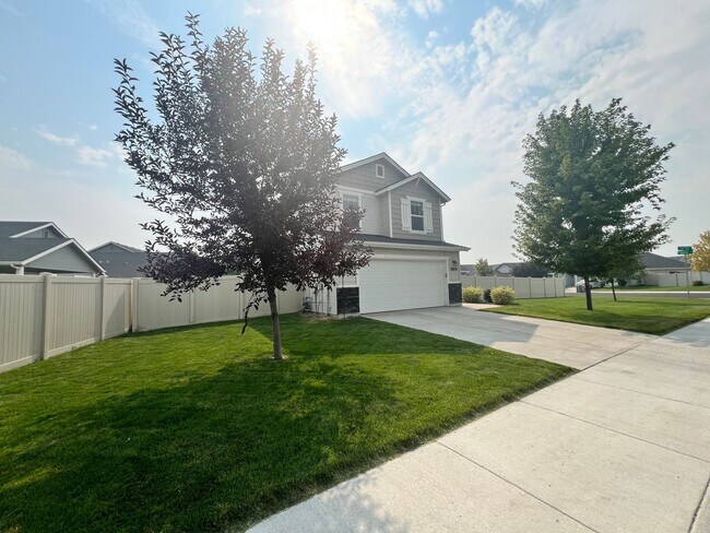 Building Photo - Beautiful 3BD/2.5 BA in desirable Nampa ne...