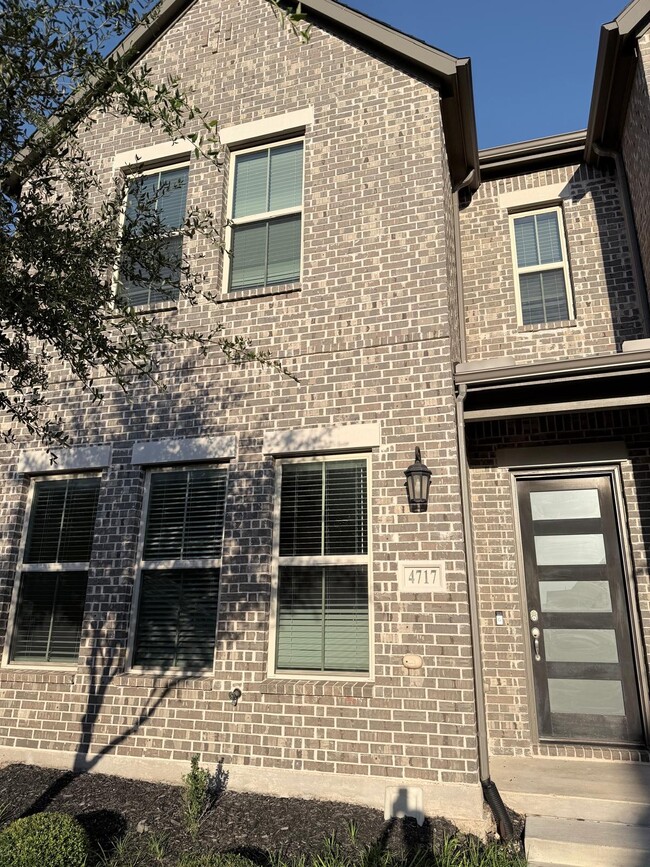 Building Photo - 4717 Piedras Lanzar Dr