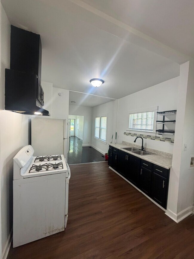 Foto del edificio - Newly Renovated 3 Bedroom • 1 Bathroom Home