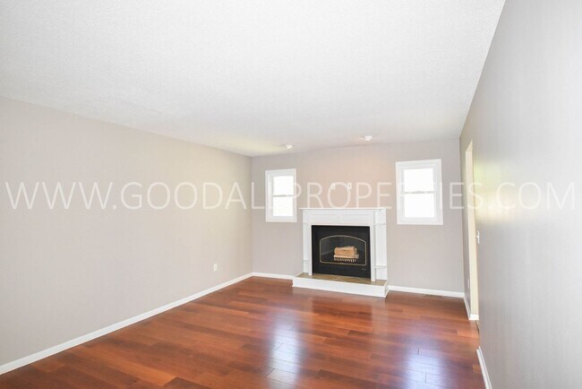 Foto del edificio - 3 Bed 2.5 bath Home with a fully fenced yard in West Des Moines with a 2-Car attached garage