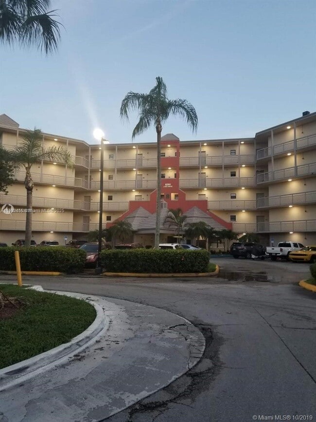 Foto del edificio - 8290 Lake Dr