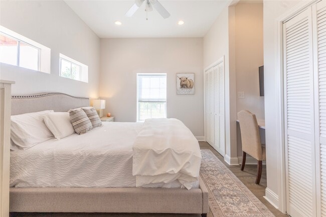 Building Photo - 400 E Mill St