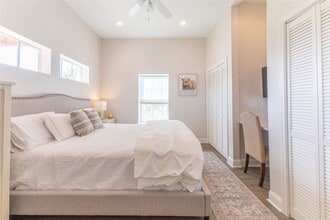 Building Photo - 400 E Mill St