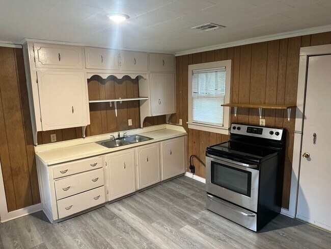 Foto del edificio - 2 Bedroom, 1 Bathroom Home w/ Fenced-In Backyard and Covered Front Porch in Downtown Springdale