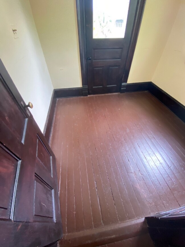 Building Photo - 2 Bed / 1 Bath Upstairs Unit Near Downtown...