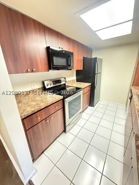 Foto del edificio - 8345 Coral Lake Dr
