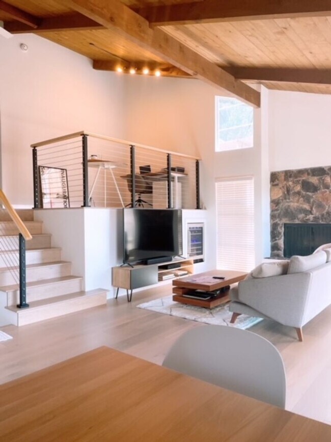 Building Photo - Chic Piedmont Pines Three Bedroom Home