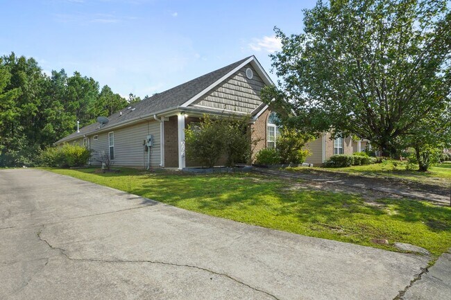 Building Photo - 1220 Village Trail