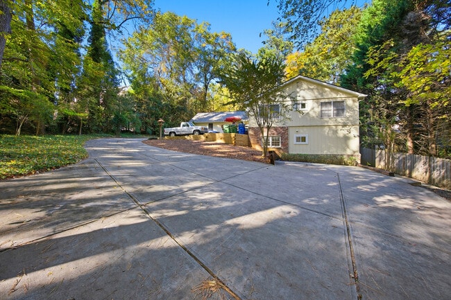 Building Photo - 943 Ferncliff Rd NE