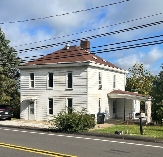 Building Photo - Bright and spacious