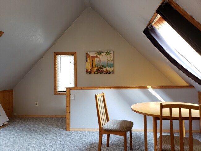 Sala de estar a las escaleras - 5734 Garden Lane Northwest