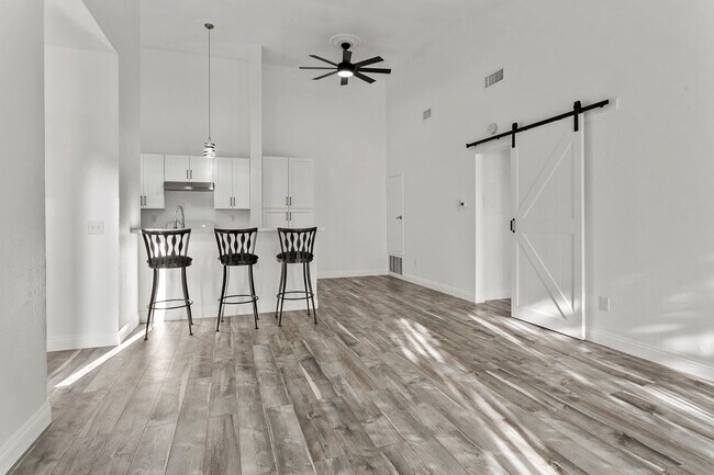Foto del edificio - 10590 Lakeside Dr N