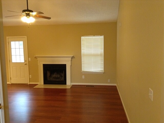 Foto del edificio - 1504 Mt Mitchell Ct