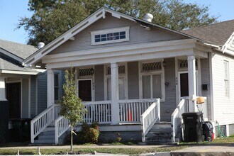 Building Photo - 436-438 S Hennessey St