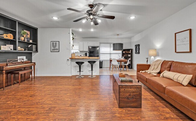 Building Photo - 2 Bedroom Condo Just One Block From Campus!