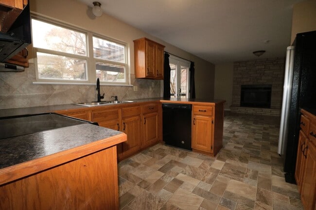 Foto del edificio - Beautiful 4 bedroom home located in desira...