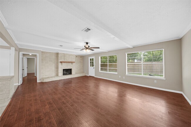 Foto del edificio - 16306 Forest Bend Ave