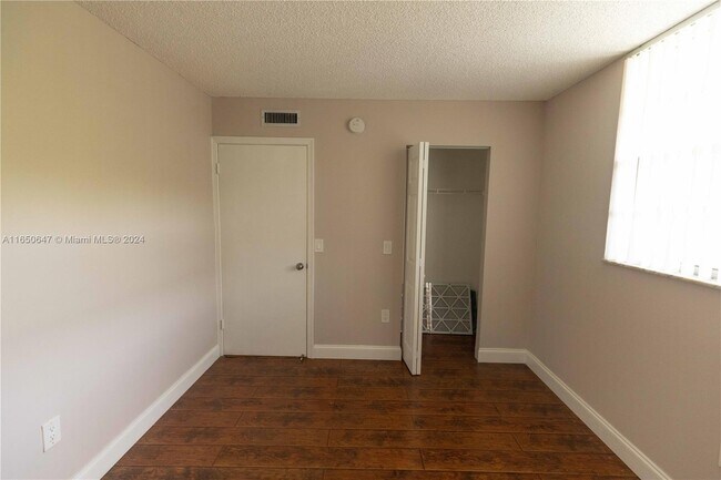 Building Photo - 9460 Poinciana Pl