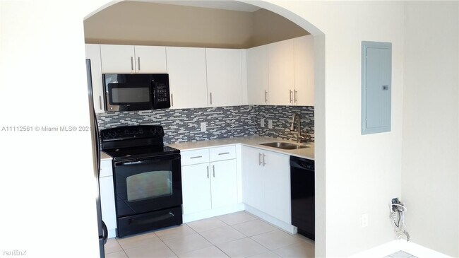 Building Photo - 4 br, 3 bath Townhome - 15703 SW 42nd St 1...