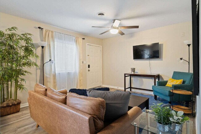 Foto del edificio - Fully Furnished Apartment in the Heart of Durham!
