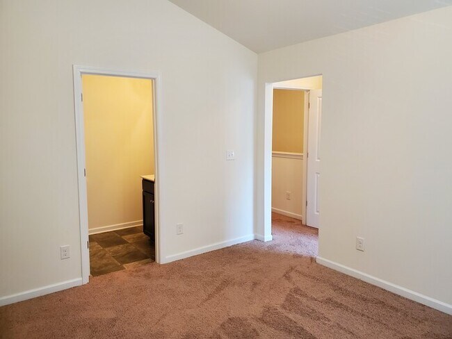 Building Photo - 2 Bedroom, 2.5 Baths Townhome located in C...