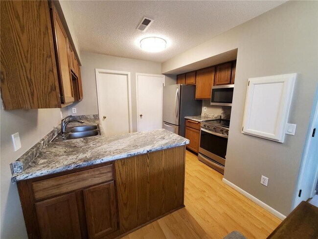 Foto del edificio - 9358 Ranchview Ln N