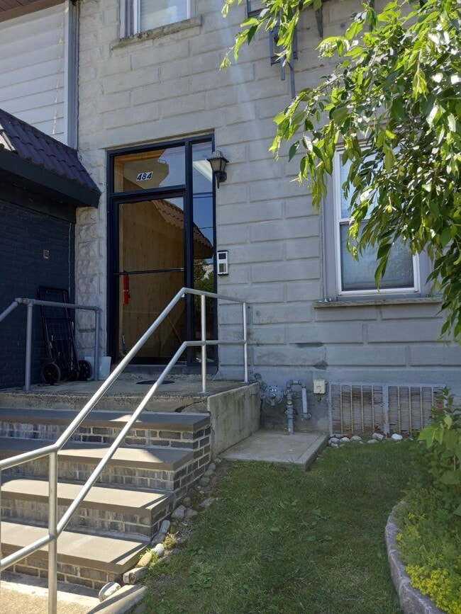 Building Photo - 484 Main St
