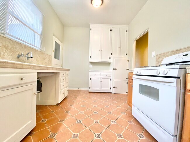 Building Photo - 4429 Finley Ave Los Angeles, CA 90027