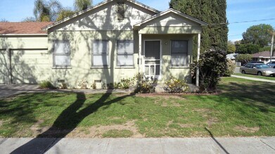 Building Photo - 815-815 W Maple Ave
