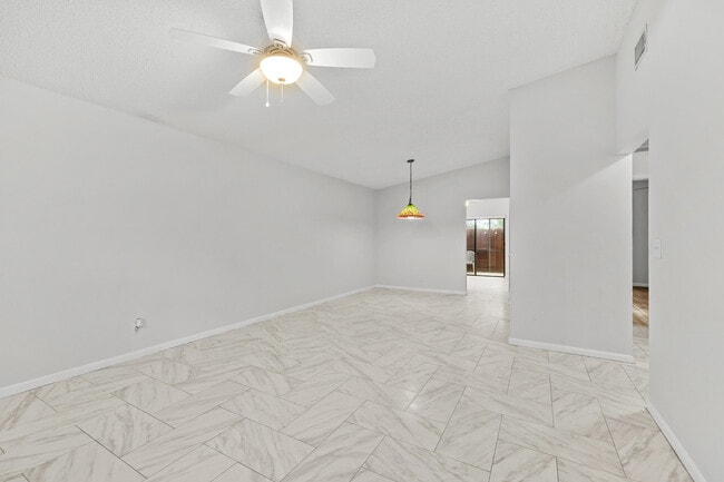 Building Photo - 8019 SE Villa Cir