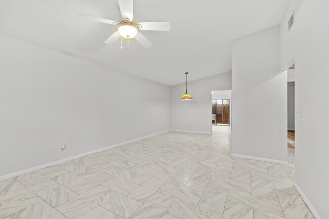 Foto del edificio - 8019 SE Villa Cir