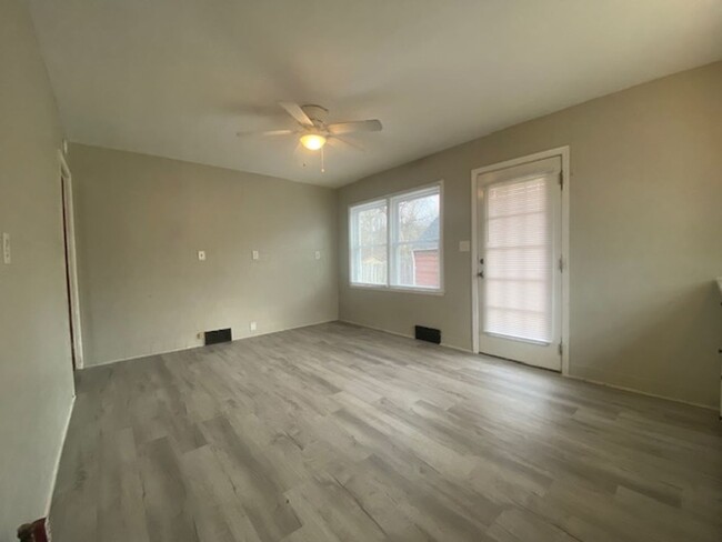 Building Photo - Three bedroom, one bathroom single family ...