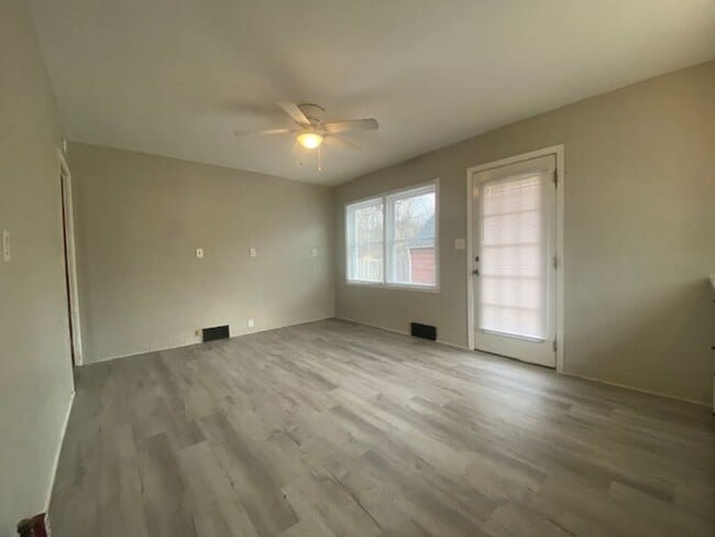 Foto del edificio - Three bedroom, one bathroom single family ...