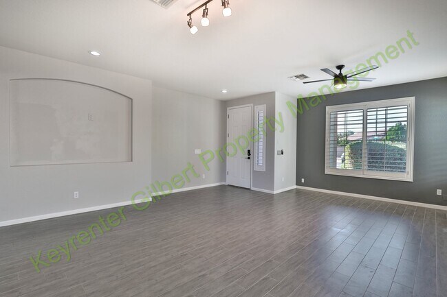 Foto del edificio - Spacious 4-Bedroom Home with Pool in Gilbe...