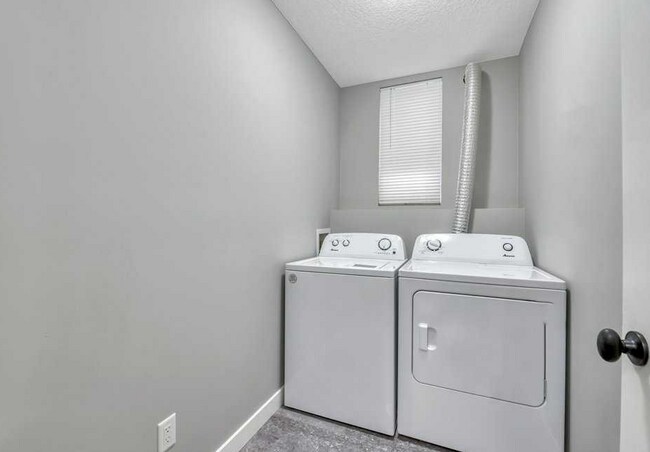 Photo du bâtiment - 606 Lakeside Blvd