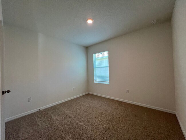 Foto del edificio - Brand New! 4 Bedroom, 2 Bathroom home in t...
