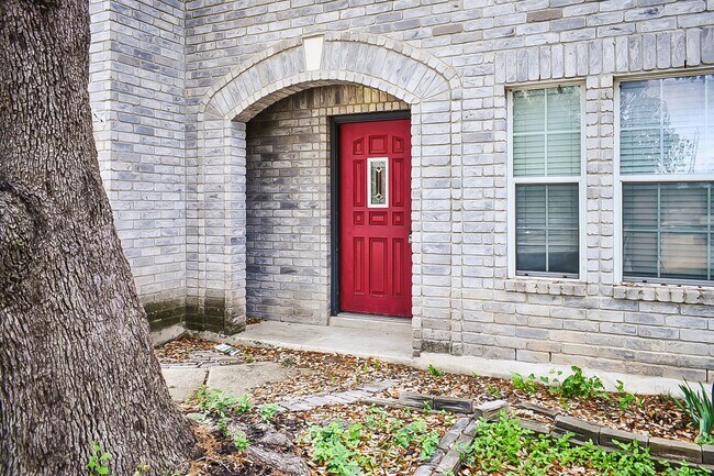 Building Photo - 3 Bedroom 2.5 Bathroom located in Caracol ...