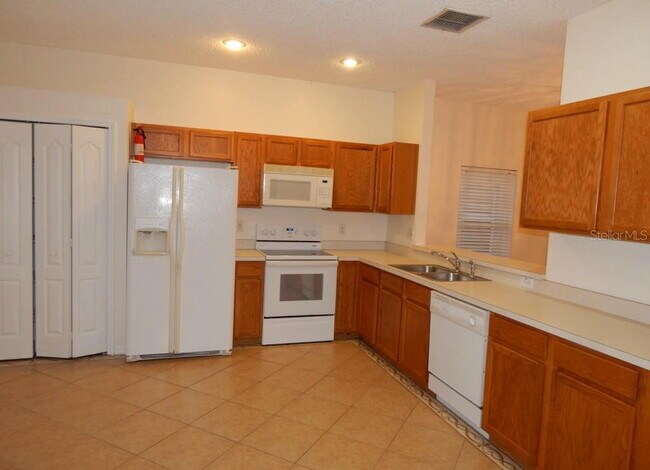 Foto del edificio - **Charming 4BR/2BA Pond-View Home with Boat Ramp Access – East Orlando **