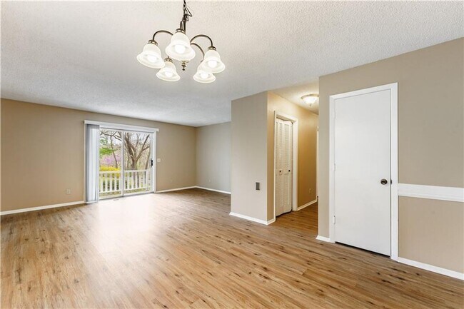 Building Photo - 3 bed 1.5 bath Townhouse in Bella Vista!