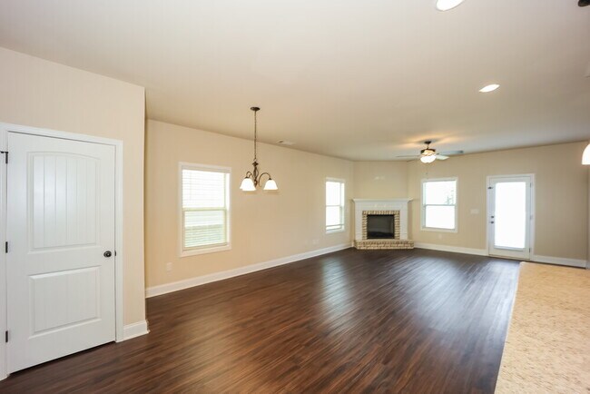 Building Photo - 2350 Walker Dr