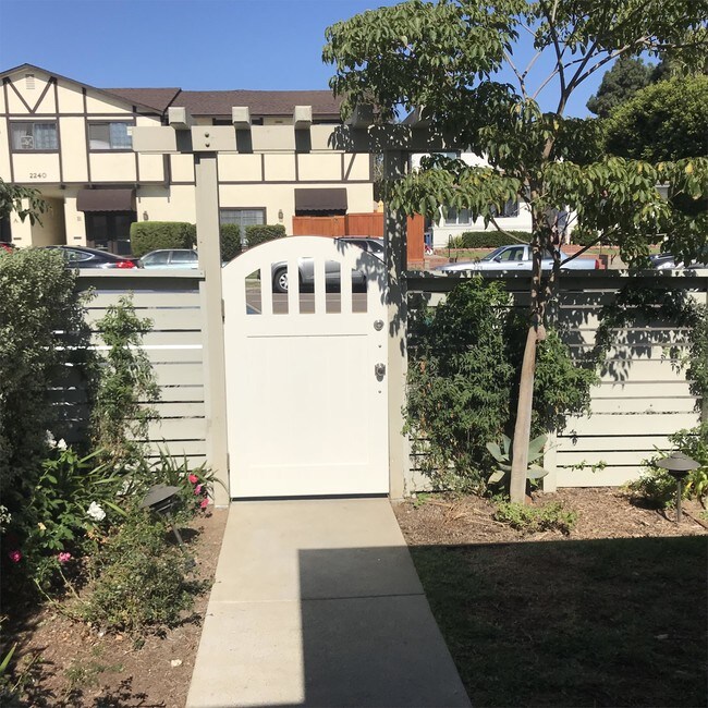 Foto del edificio - 2245 Garnet Ave