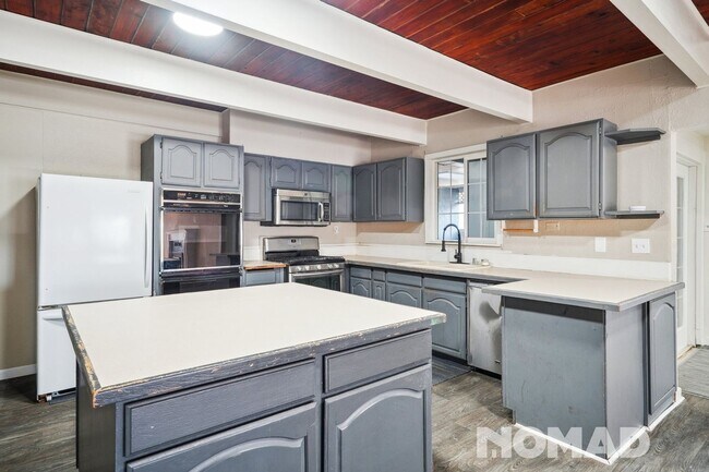 Foto del edificio - Spacious 3BR Duplex in Sumner