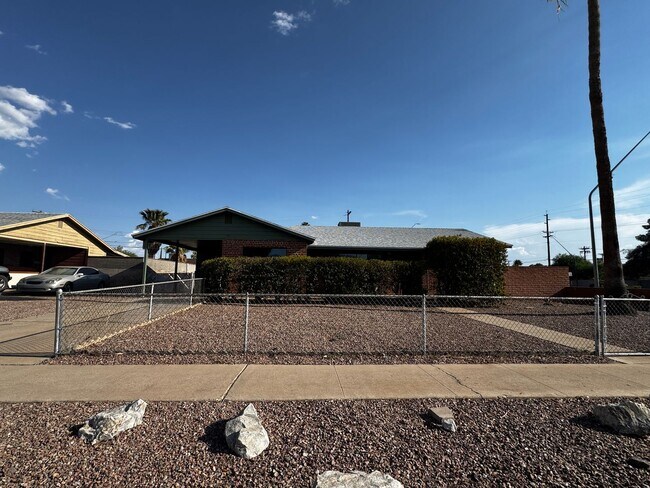 Foto del edificio - Eastside (Broadway and Wilmot) 3 bedroom, ...