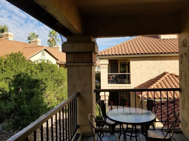 Foto del edificio - Cozy 1-Bedroom, 1-Bath Condo – 2nd Floor at Scottsdale Racquet Club