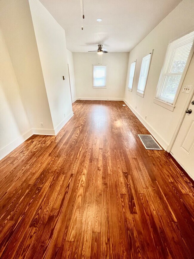 Building Photo - Available April 10! 3 bed 1 bath in Old Hi...