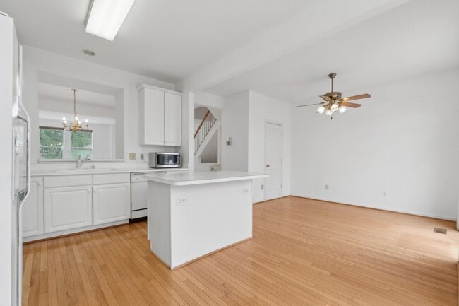 Building Photo - Wonderful Townhome