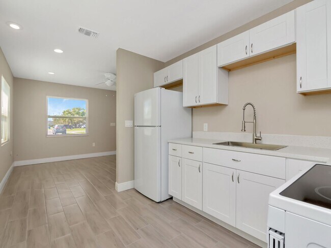 Foto del edificio - Voucher Ready! Newly Renovated 3-Bedroom, 2-Bath Duplex in Prime Bradenton Location!